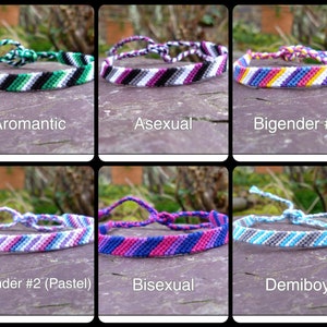 Puede incluir: Seis pulseras de la amistad con diferentes patrones de colores que representan diversas identidades de g&eacute;nero. Las pulseras est&aacute;n hechas con hilo de bordar de colores y est&aacute;n atadas con un nudo. Las pulseras est&aacute;n etiquetadas con las siguientes identidades: Aromantic, Asexual, Bigender #1, Bigender #2 (Pastel), Bisexual y Demiboy.