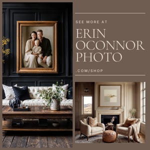 K&ouml;nnte beinhalten: Ein gerahmtes Familienportr&auml;t mit zwei Erwachsenen und einem Kind &uuml;ber einem wei&szlig;en, gesteppten Sofa und einem Holztisch. Text: SEE MORE AT ERIN OCONNOR PHOTO .COM/SHOP. Ein zweites Bild zeigt ein Wohnzimmer mit zwei beigen Sesseln.
