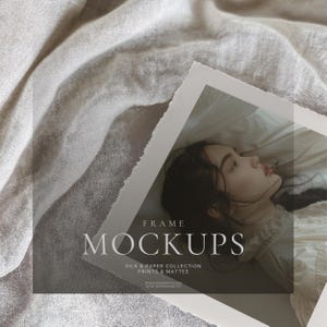 K&ouml;nnte beinhalten: Ein quadratischer Druck mit B&uuml;ttenrand zeigt das Foto einer Person mit dunklem Haar, die auf einer hellen Oberfl&auml;che ruht. Der Text lautet FRAME MOCKUPS SILK & PAPER COLLECTION PRINTS & MATTES. Der Druck liegt auf einem strukturierten Stoff.