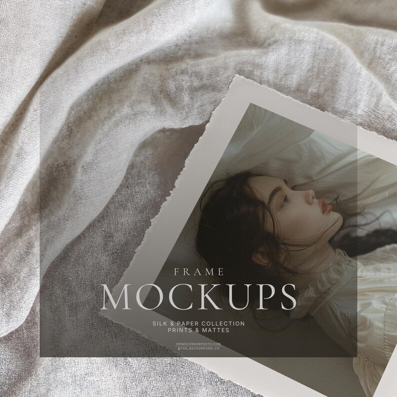 K&ouml;nnte beinhalten: Ein quadratischer Druck mit B&uuml;ttenrand zeigt das Foto einer Person mit dunklem Haar, die auf einer hellen Oberfl&auml;che ruht. Der Text lautet FRAME MOCKUPS SILK & PAPER COLLECTION PRINTS & MATTES. Der Druck liegt auf einem strukturierten Stoff.