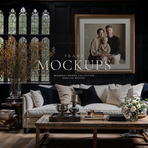 Könnte beinhalten: Ein quadratischer Holzbilderrahmen mit einem Porträt einer dreiköpfigen Familie, der an einer dunklen Wandtäfelung über einem weißen Sofa hängt. Der Text lautet FRAME MOCKUPS MIDNIGHT MANOR COLLECTION ENGLISH REVIVAL.