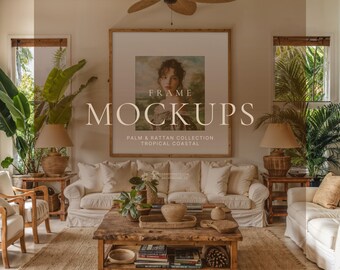 Peut inclure: Une grande affiche carrée avec un portrait, portant le texte FRAME MOCKUPS PALM & RATTAN COLLECTION TROPICAL COASTAL. Le cadre est centré au-dessus d'un canapé beige dans une pièce avec des lampes en rotin et des plantes tropicales.