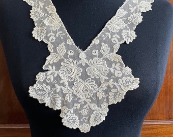 A vintage lingerie lace collar 'in the round' in light ecru.