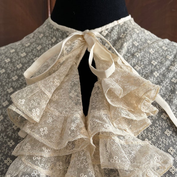 Une jolie blouse sans manches vintage en dentelle de coton crème et résille. Couleur crème clair.