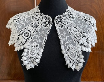 An antique cavalier style lace collar in white.