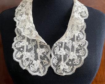 A lovely Edwardian antique lace collar.