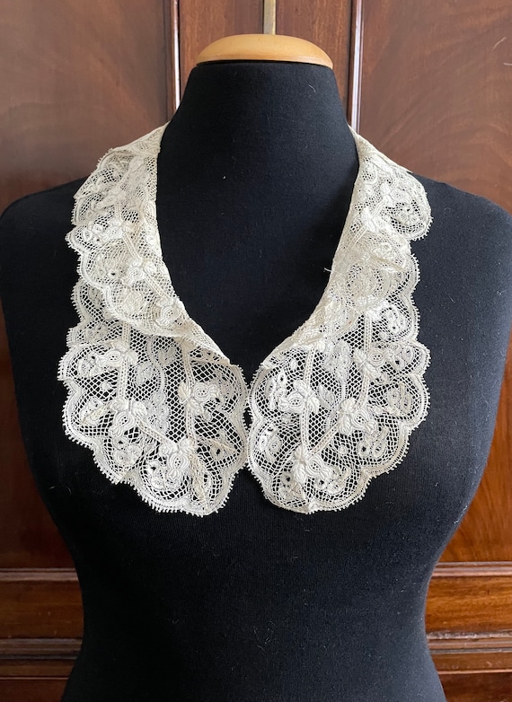 A lovely Edwardian antique lace collar.