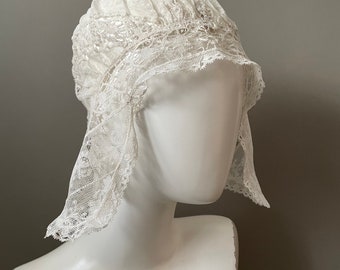 Gorra/sombrero de encaje vintage, probablemente un gorro de boda de 1920. En marfil.