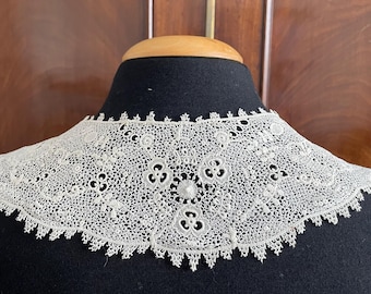 A pretty vintage machine lace collar in Irish crochet style. Ivory colour.