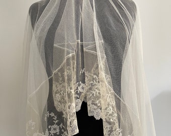 Fabulous large vintage bridal veil with a deep lace hem, in ivory.