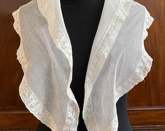 Een vintage dubbele net- en kanten sjaalkraag in ivoor.