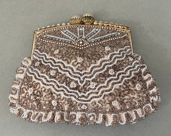 A gorgeous vintage beaded bag circa 1920/30s.