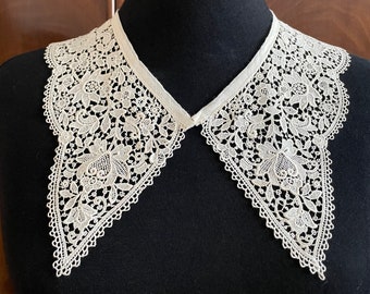 A vintage machine lace collar in ivory.