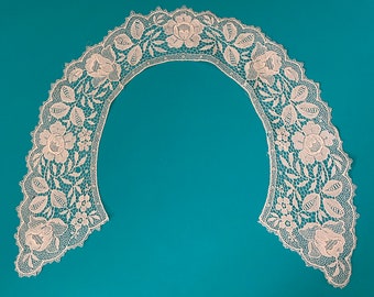 A vintage machine lace collar in ivory.