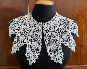 A vintage pointed lace collar in white.