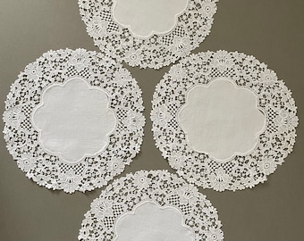 4 x vintage mats with lace edging. Whte cotton.