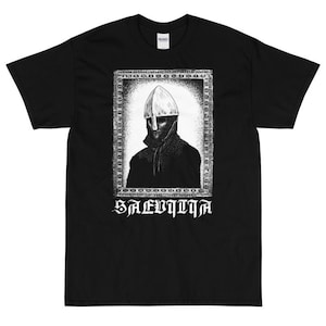 Puede incluir: Camiseta negra con una ilustración blanca de una persona con casco en un marco. El texto "SALVATION" está debajo de la imagen.
