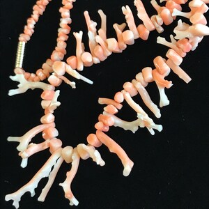 Op de afbeelding: Een roze koraal ketting met een zilveren sluiting. Het koraal is in de vorm van kleine takken.