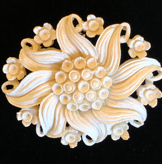 1930's Featherlite-Celluloid Chrysanthemum & Daffo