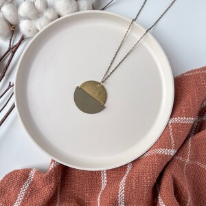 Collana a mezzaluna in pelle verde militare e ottone