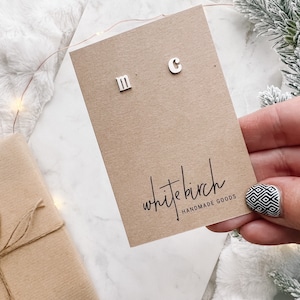 Pendientes individuales con letra minúscula de plata, tamaño XS, mini pendientes con alfabeto, letras pequeñas, joyería con palabras