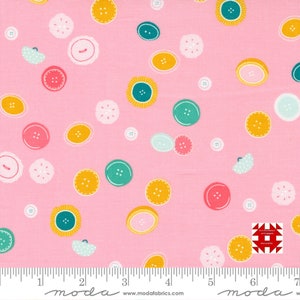 Moda Sew Wonderful di Paper and Cloth Design Studio - Stampa Button Drop su Lovely Pink (Articolo n. 25113 13) yardage