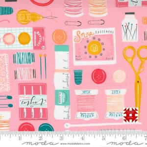 Moda Sew Wonderful di Paper and Cloth Design Studio - Sewing Notions Stampa su Lovely Pink (Articolo n. 25111 13) metraggio
