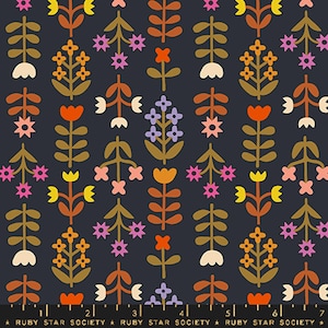 Collezione collaborativa di fiori preferiti della Ruby Star Society - Stampa Meadow in nero tenue (articolo n. RS5147 14) - metraggio