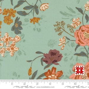 Può includere: Tessuto floreale con sfondo verde acqua chiaro. Il tessuto presenta una varietà di fiori nei toni del pesca, arancione e bordeaux, con foglie e steli grigio-blu. Il tessuto ha un righello lungo il bordo inferiore.