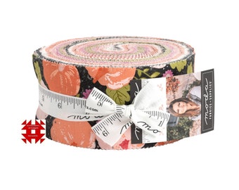 Pode incluir: Um rolo de tecido com um padrão floral de flores pêssego e rosa sobre um fundo preto. O rolo é amarrado com uma fita branca impressa com medidas em centímetros e uma etiqueta com a foto de uma mulher e as palavras "moda FABRICS-SUPPLIES".
