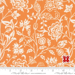 Può includere: Tessuto arancione con un motivo floreale bianco. Il design presenta fiori, foglie e viti stilizzate. Un righello è nella parte inferiore del tessuto, con la parola "moda" stampata sopra.