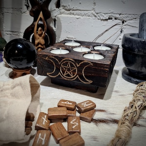 Portavelas de té Triple Moon Goddess hecho de madera maciza de pino negro muy envejecida y carbonizada