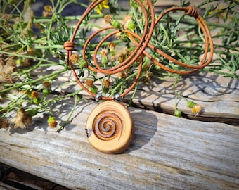 Collar de espiral de madera de tejo hecho a mano: colgante espiritual universal