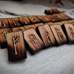 Conjunto de runas de madeira de carvalho - Futhark nórdico ancião | Runas de madeira de carvalho feitas à mão e esculpidas à mão