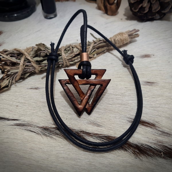 Pendentif nordique viking en Valknut sculpté à la main dans du bois d'if. Bijoux païens | Cadeaux païens