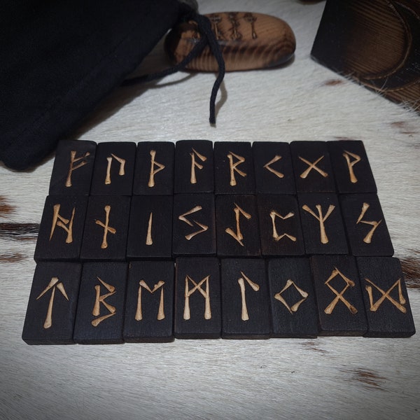Birkenholz Runen Set | Norse Elder Futhark Hand geschnitzte Runen in verkohltem Birkenholz.