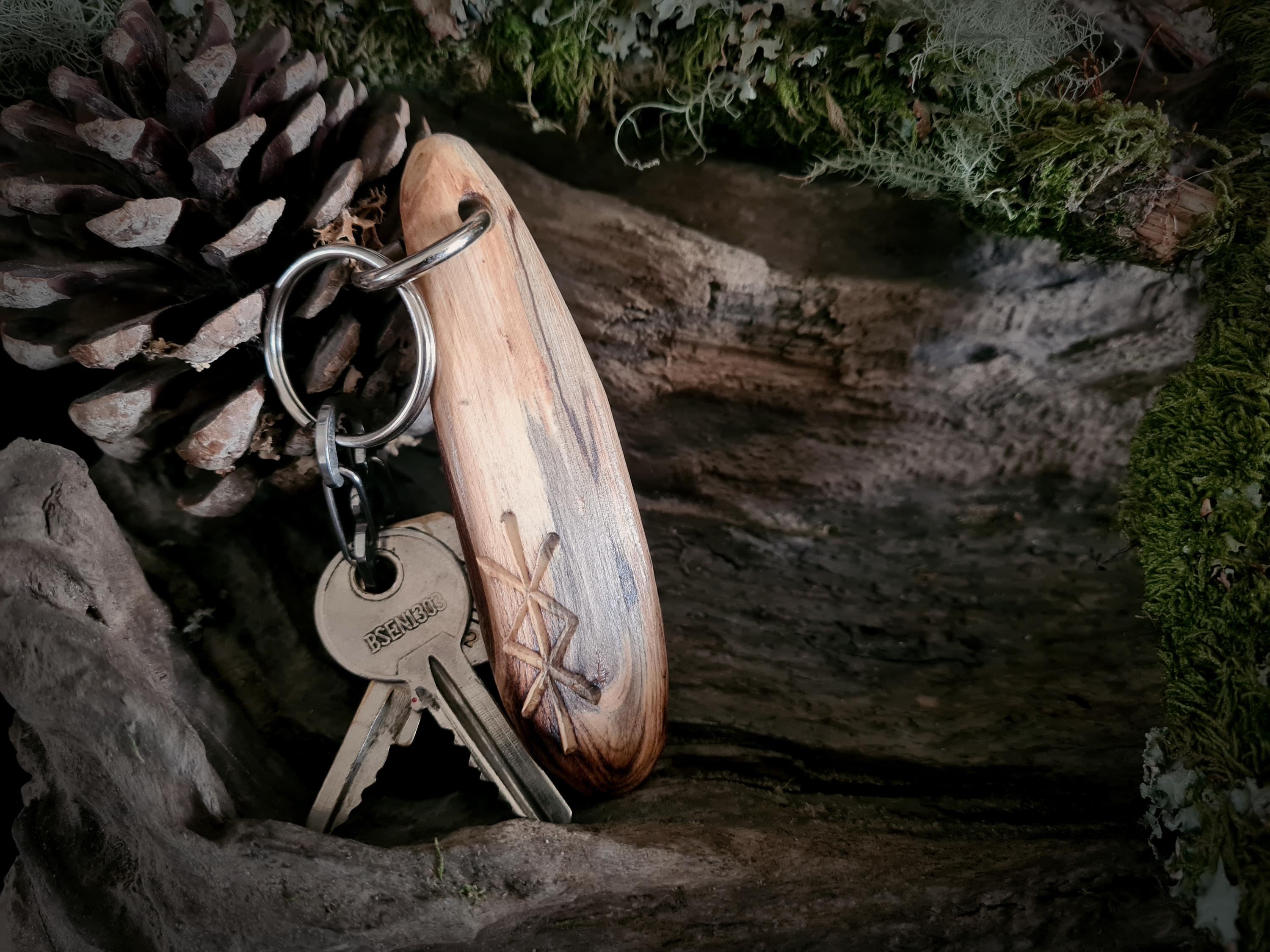Skandinavischer Runen Schlüsselanhänger – geschnitzt aus wunderschön taktilem Rosskastanien Holz.