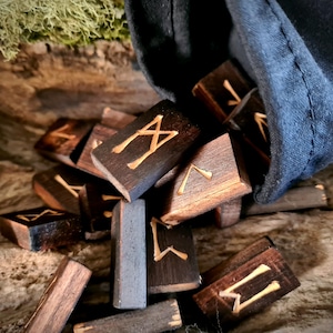 Auténticas runas vikingas del Futhark nórdico antiguo talladas a mano en madera de abedul negro carbonizada.