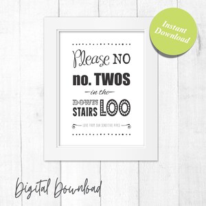 Puede incluir: Un letrero con marco blanco que presenta texto en negro que dice: Please NO no. TWOS in the DOWN STAIRS LOO, con el texto adicional: LOVE FROM OUR SENSITIVE PIPES. Una insignia circular de color verde lima en la esquina superior derecha muestra: Instant Download.