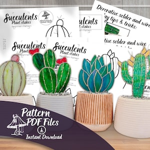 Op de afbeelding: Een afbeelding toont vier glas-in-lood vetplanten plantenstekers in witte potten. De stekers hebben de vorm van cactussen en vetplanten. De afbeelding bevat ook PDF-patroonbestanden.