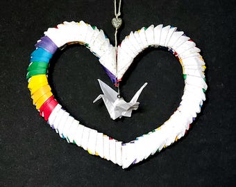 Corazón arcoíris blanco hecho a mano con origami 3D