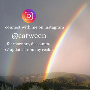Może przedstawiać: Żywa tęcza łukiem rozciąga się nad krajobrazem zielonych wzg&oacute;rz pod zachmurzonym niebem. Logo Instagrama jest widoczne nad tekstem: connect with me on instagram @catween for more art, discounts, & updates from my realm.