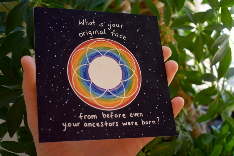 Puede incluir: Una tarjeta negra con un c&iacute;rculo arco&iacute;ris y estrellas blancas. El texto en la tarjeta dice "&iquest;Cu&aacute;l es tu rostro original de antes incluso de que tus ancestros nacieran?"