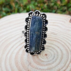 Anillo de cianita cruda: joyería bohemia de plata esterlina reciclada, talla 9 1/4 (EE. UU.)