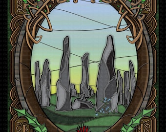 Könnte beinhalten: Ein Kunstwerk im Stil eines Buntglasfensters, das eine Landschaft mit Steinen darstellt. Das Bild wird von einem braunen Rahmen mit keltischen Knoten und grünem Laubwerk umgeben. Der Himmel wechselt von Gelb zu Blau.