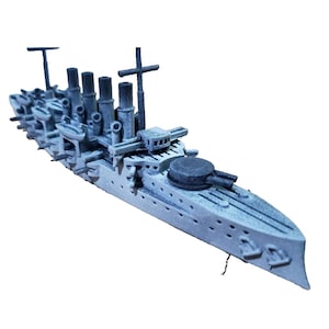 Könnte beinhalten: Graues Modell eines Schlachtschiffs mit mehreren Schornsteinen, Türmen und einem kreuzförmigen Mast. Das Miniatur-Kriegsschiff ist detailliert mit verschiedenen Komponenten und in Grautönen lackiert.