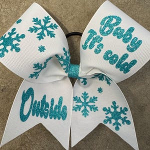 Urlaub, Weihnachten, Baby, es ist kalt draußen Schneeflocke jubeln Cheerleader Schleife