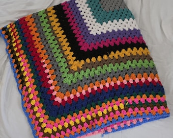 Manta hecha a mano con restos de hilo – 117 x 117 cm / Acogedora, colorida y única.