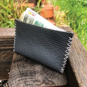 Cartera de cuero de carbón cosido a mano del tamaño de tarjetas y dinero en efectivo