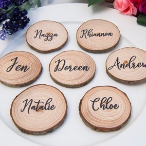 Wood Slice Couvert • Gepersonaliseerde Bruiloft Plaatsnamen • Unieke plaatskaart Trouwbedankjes • Bruiloft Tafel Decor Rustieke Bruiloft Zitplaatsen